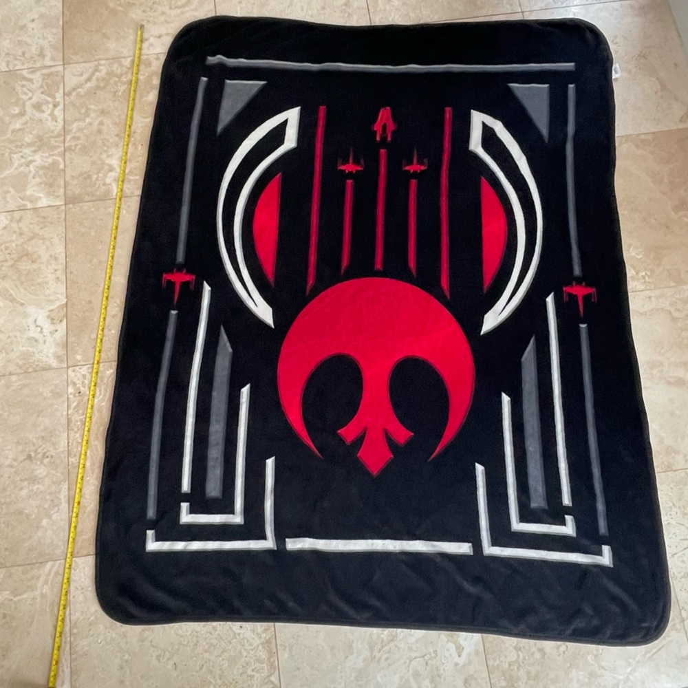 NWOT Star Wars The Last Jedi Crest Cog Plush Fleece Blanket Throw